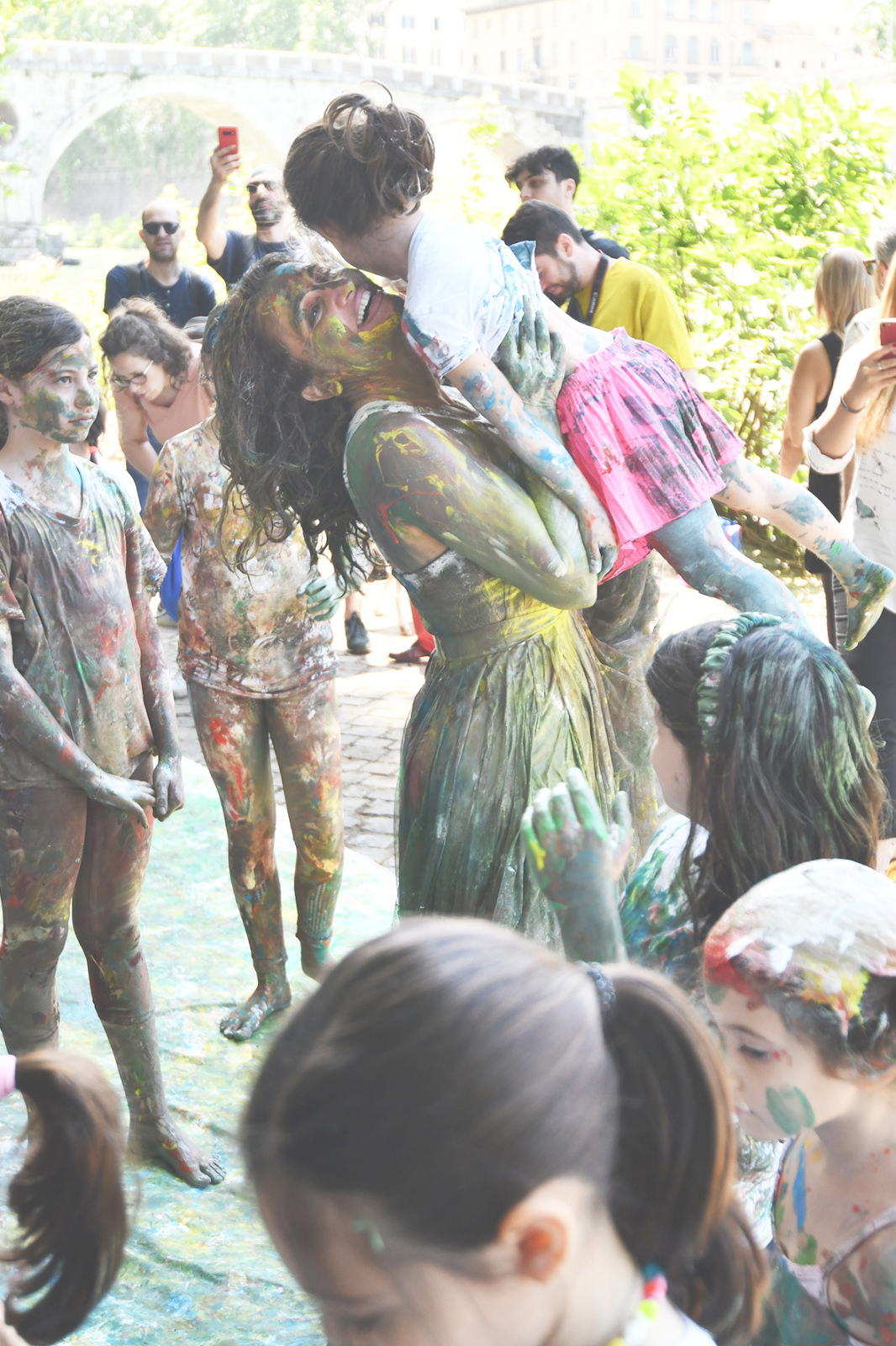 BODY ART PER LA PACE L'artista Francesca Chialà danza i colori della Pace con i bambini di Gorizia e Nova Gorica nel cuore della Capitale Europa della Cultura BODY ART PER LA PACE L'artista Francesca Chialà danza i colori della Pace con i bambini di Gorizia e Nova Gorica nel cuore della Capitale Europa della Cultura