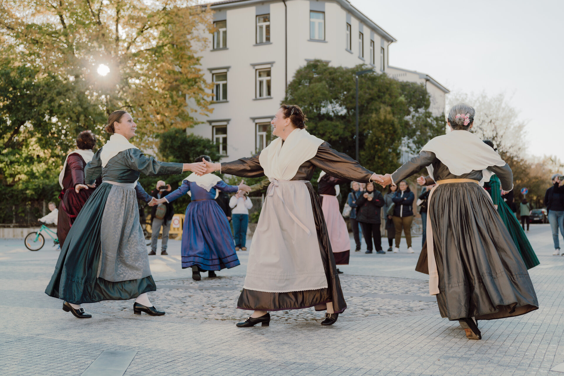 Continuous Threads. Weaves and intertwining of care at the border Final exhibition