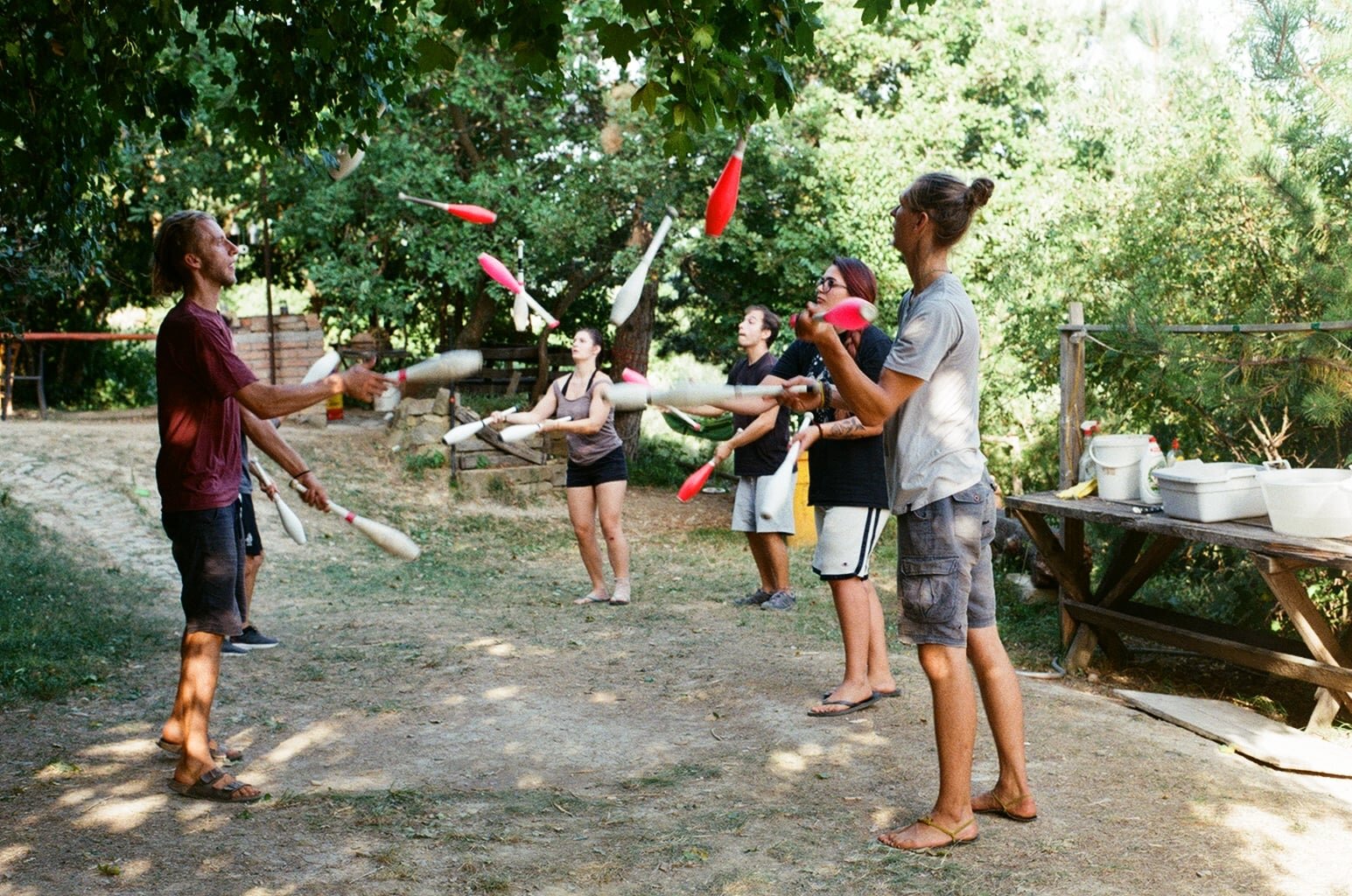 Skupnostni dogodek v cirkuškem šotoru na Mačjem hribu
