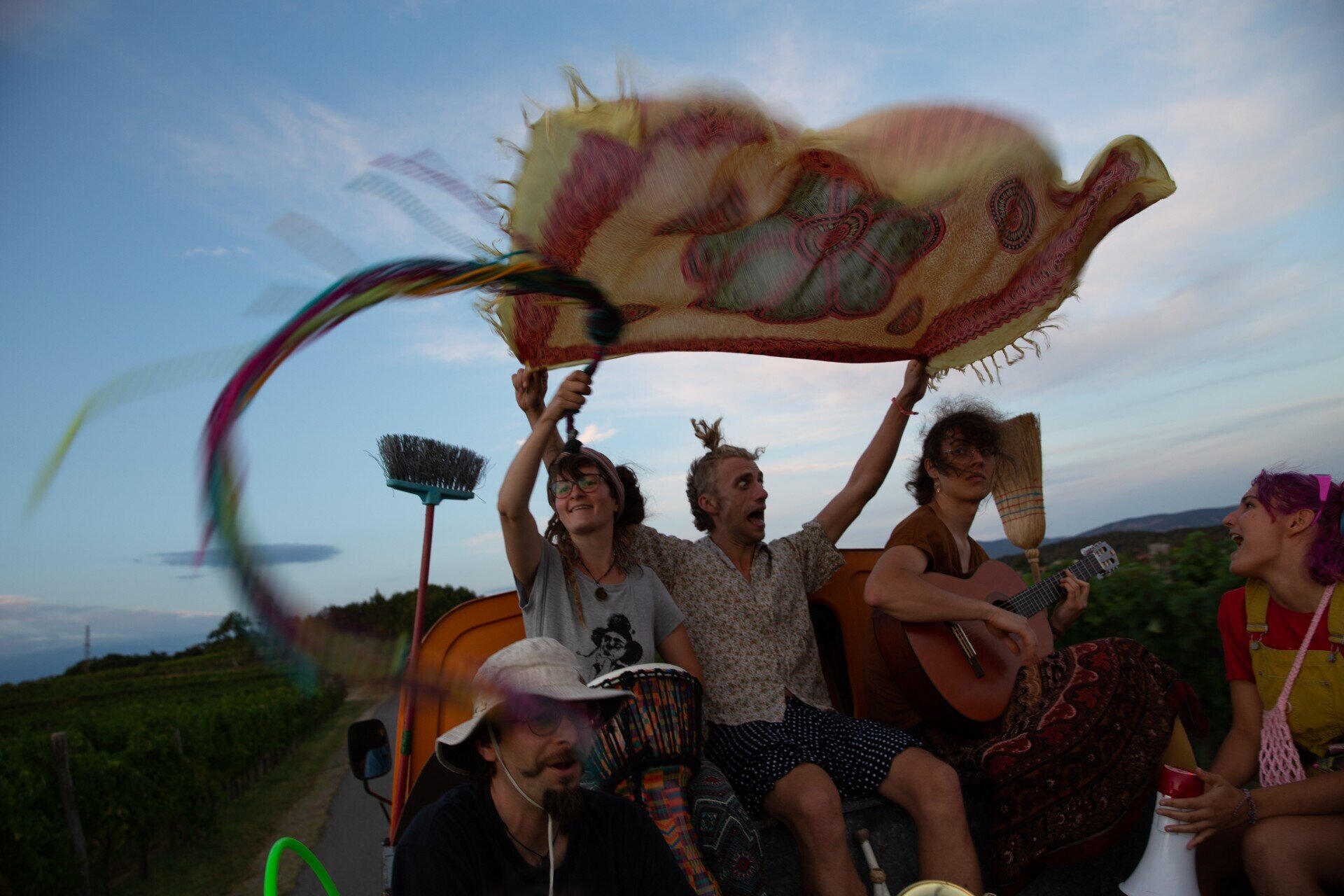 Evento comunitario nel tendone da circo sul Mačji hrib
