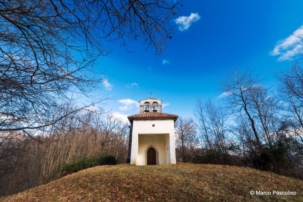 Walking in spring on the heights of Santa Lucia
