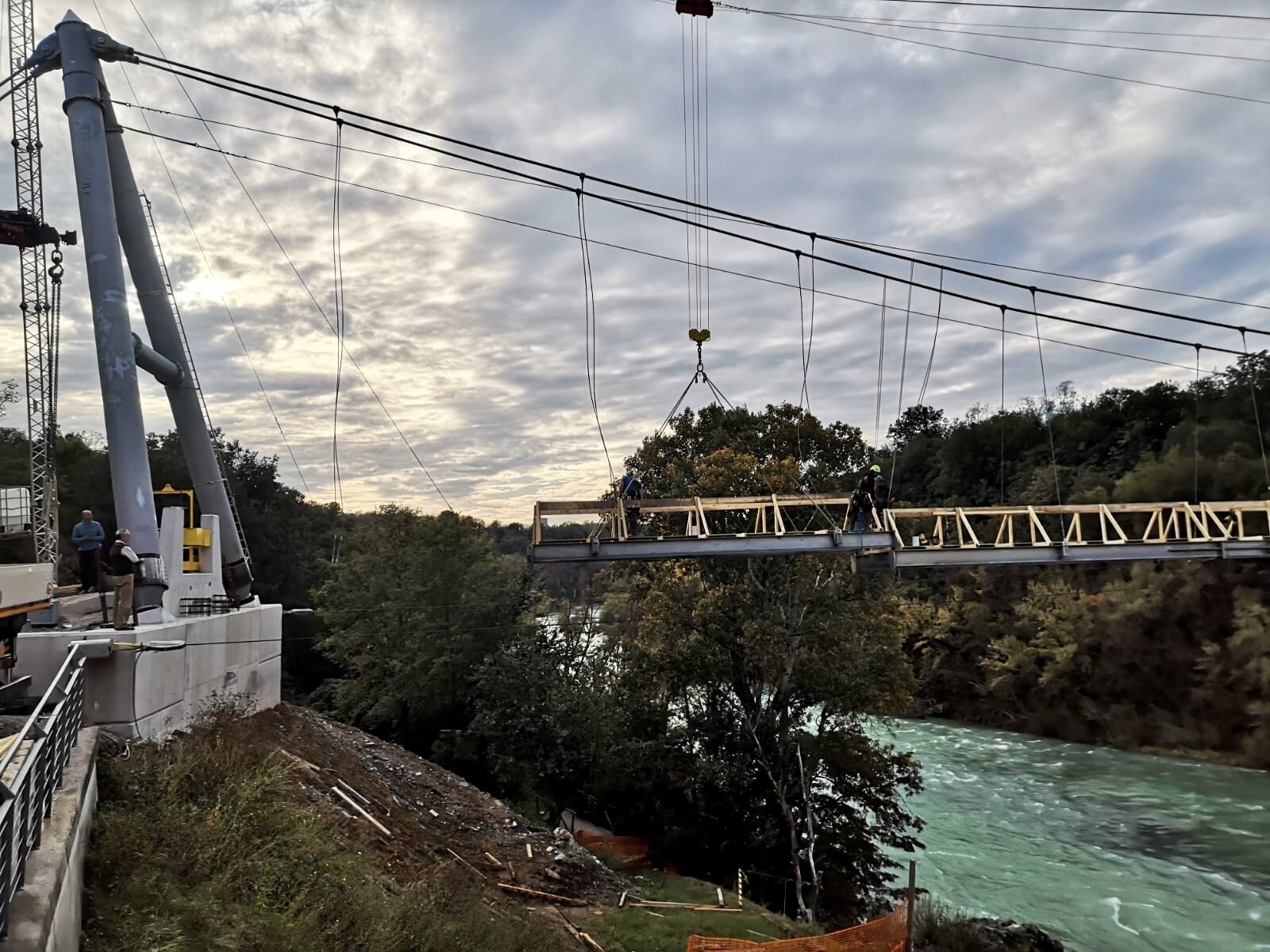 La cucitura della passerella sull'Isonzo in foto