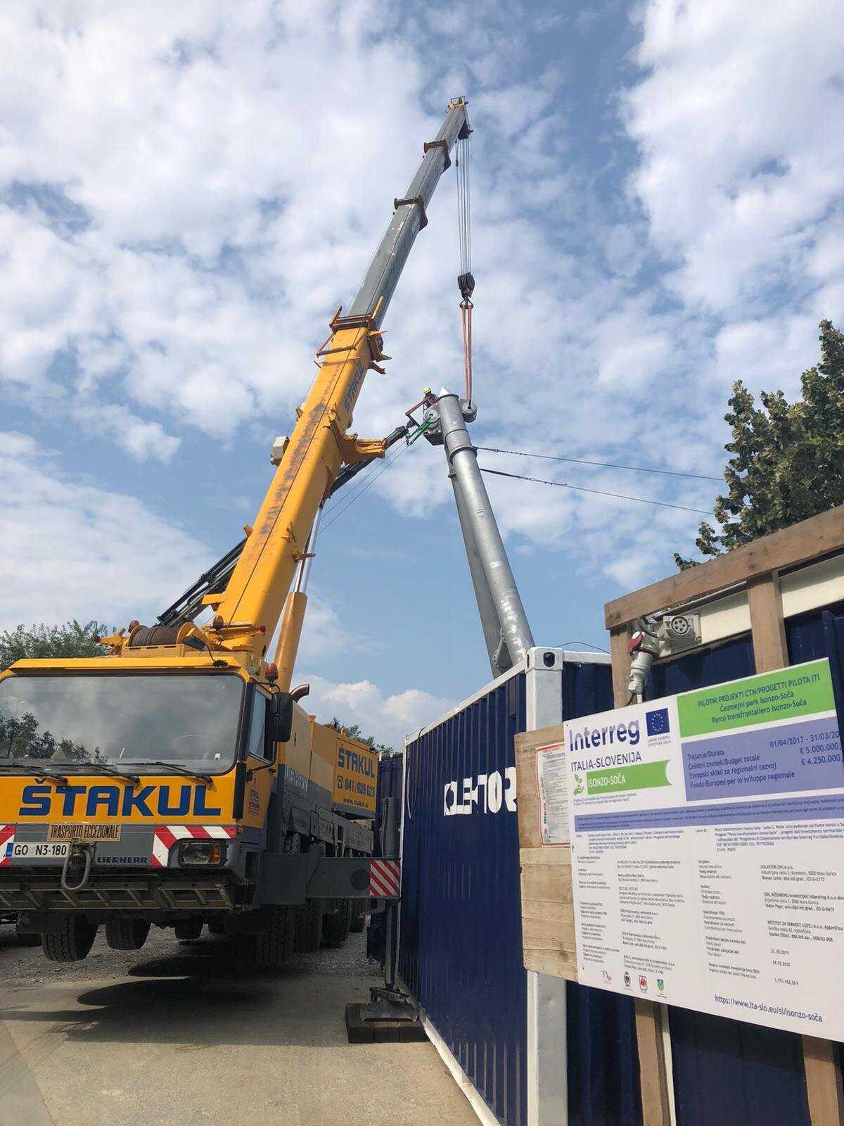 Cyclebridge across the Isonzo-Soča river: installation of two supporting pylons