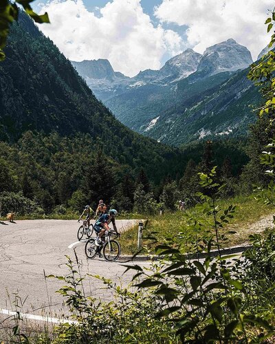 Pedalata di gruppo sul leggendario anello attraverso i passi del Vršič e del Predil