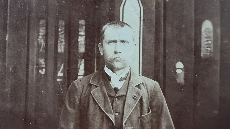 Unveiling of the memorial plaque to the mountain guide Janez Černuta – Voznik