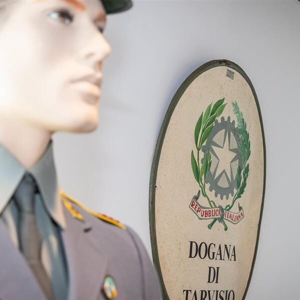 Zgodovinski vlak na meji med Gorico in Trbižem