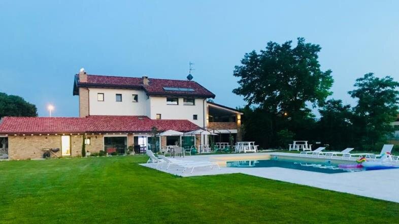 LA CORTE DEI VIZI LA CORTE DEI VIZI