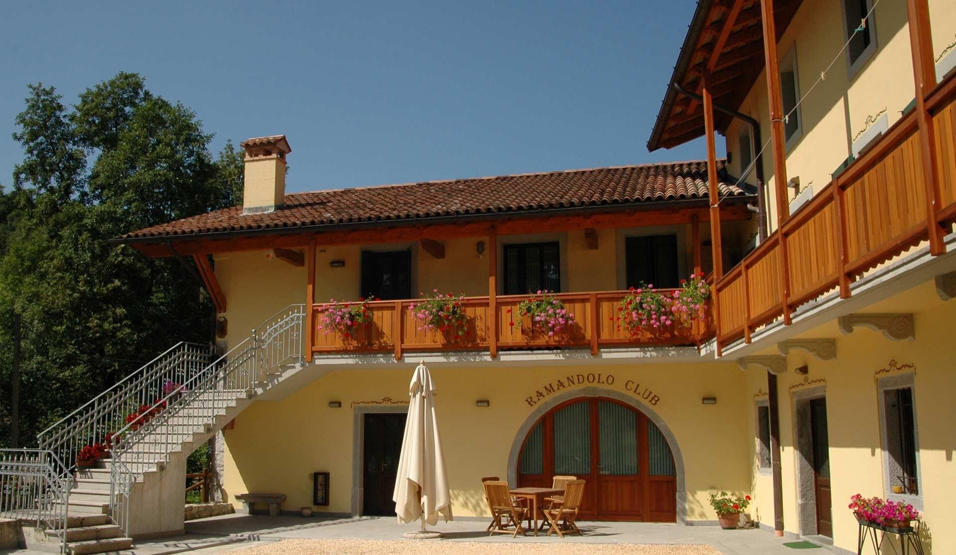 RAMANDOLO CLUB COUNTRY HOUSE RAMANDOLO CLUB COUNTRY HOUSE