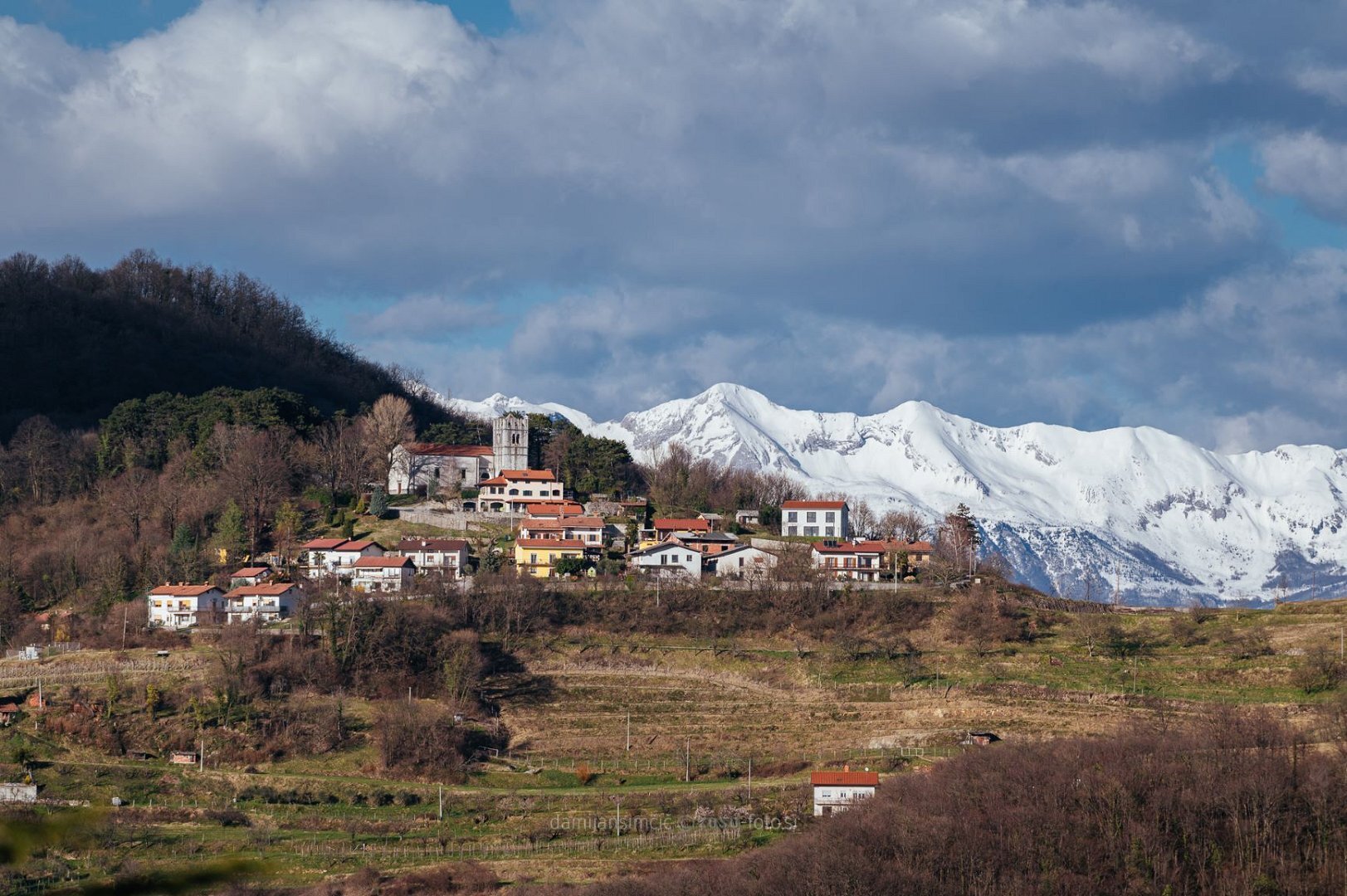 Cerkev Marije Pomočnice kristjanov, Vrhovlje pri Kojskem Cerkev Marije Pomočnice kristjanov, Vrhovlje pri Kojskem