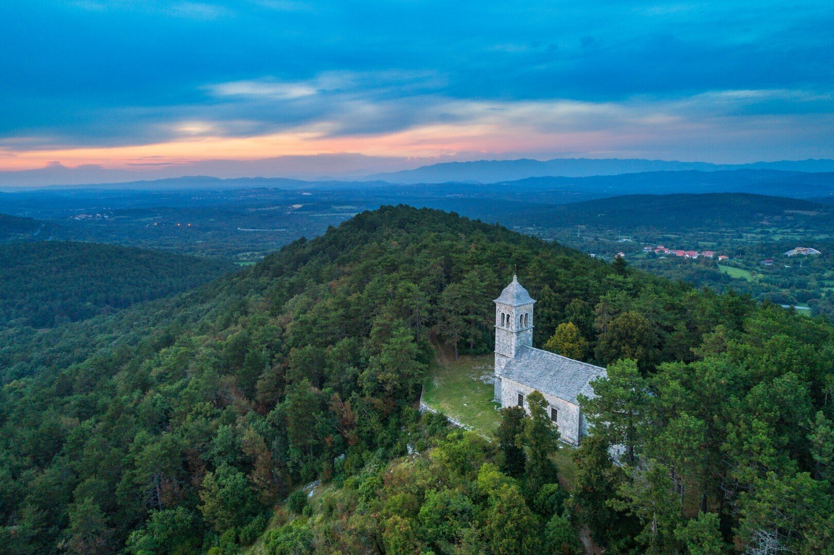 La chiesa dell’Assunzione della Vergine Maria, Gura sopra Povir