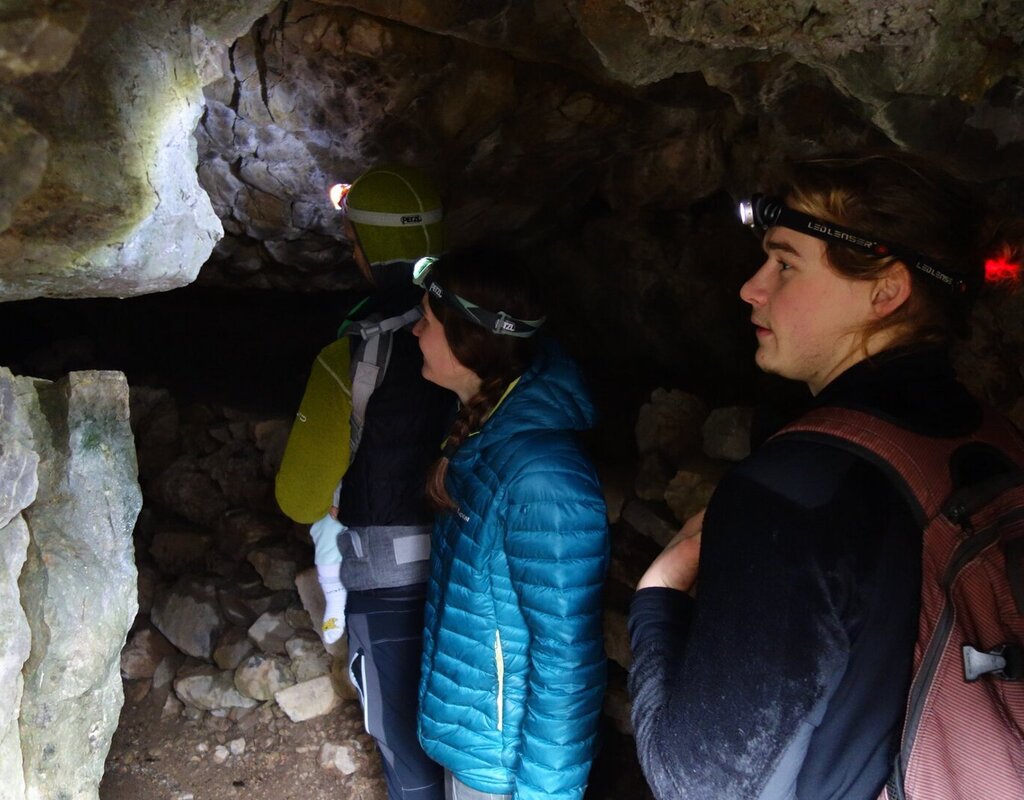 Between war and peace in Karst 